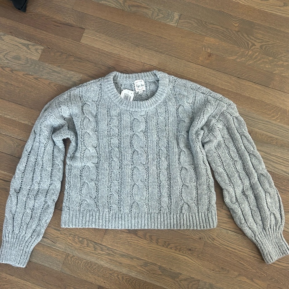 GRAY CABLE KNIT SWEATER
